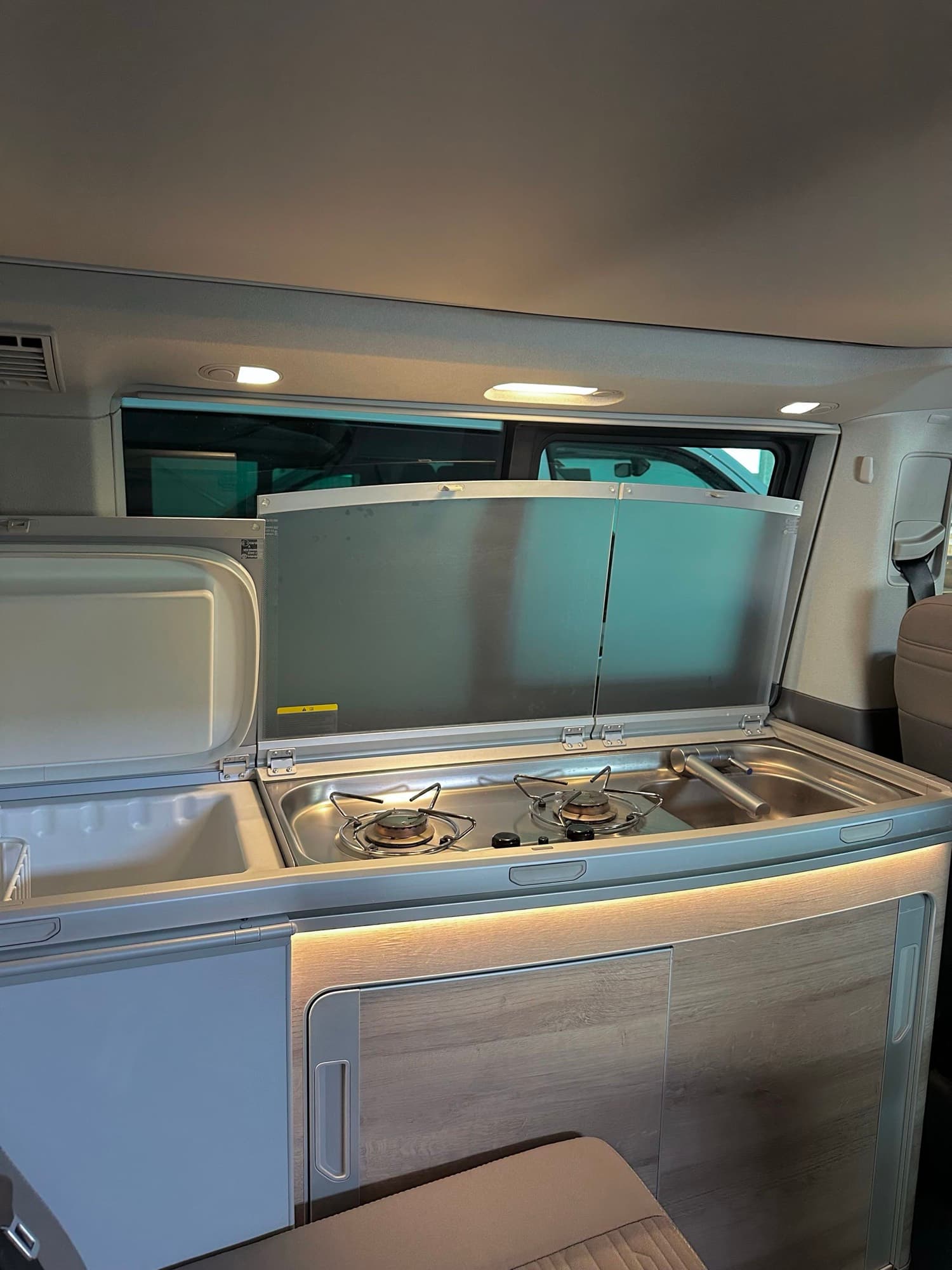 Cuisine du Volkswagen California : réchaud à gaz et évier