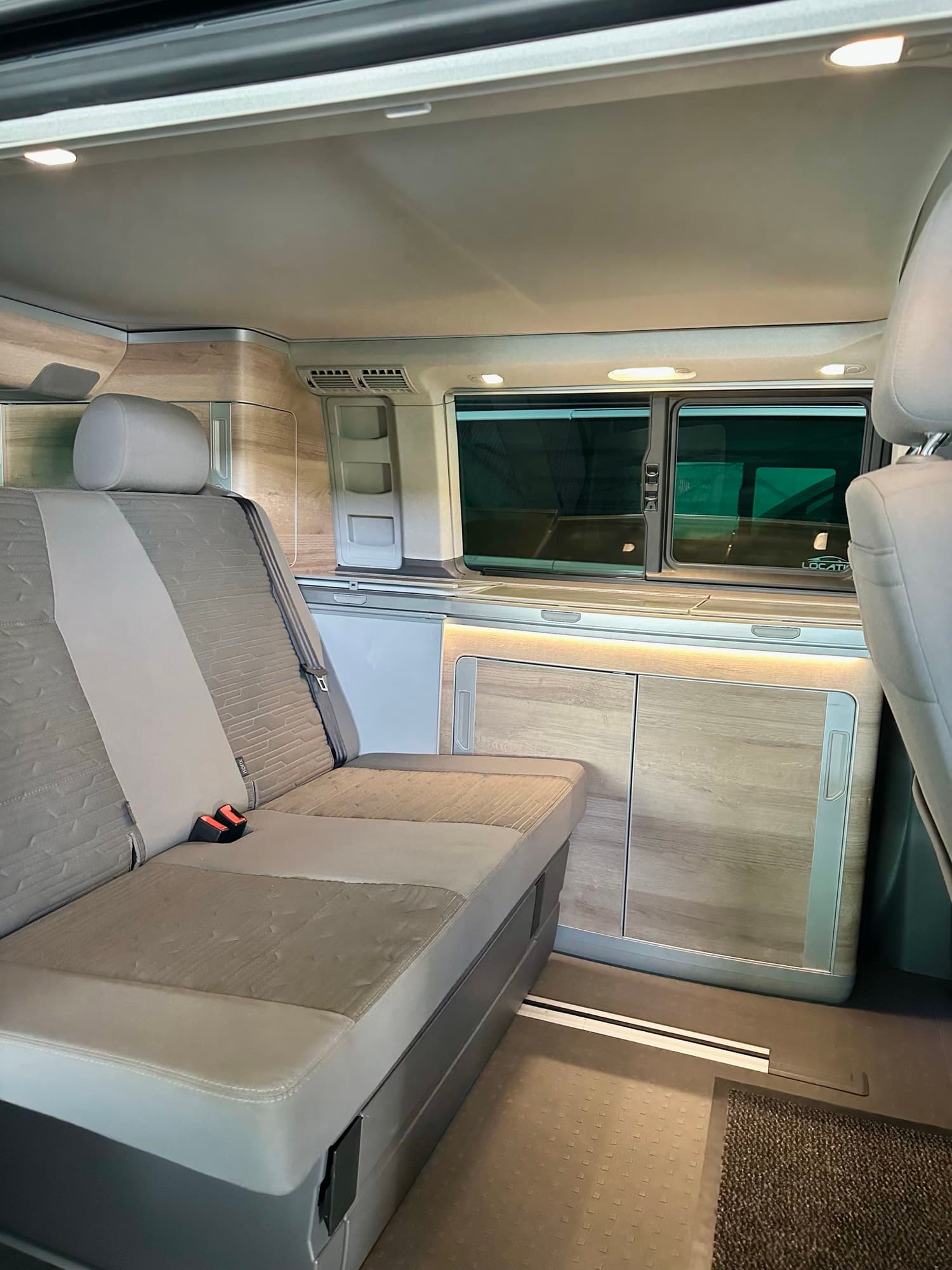 Intérieur du Volkswagen California : banquette et meubles d’usine