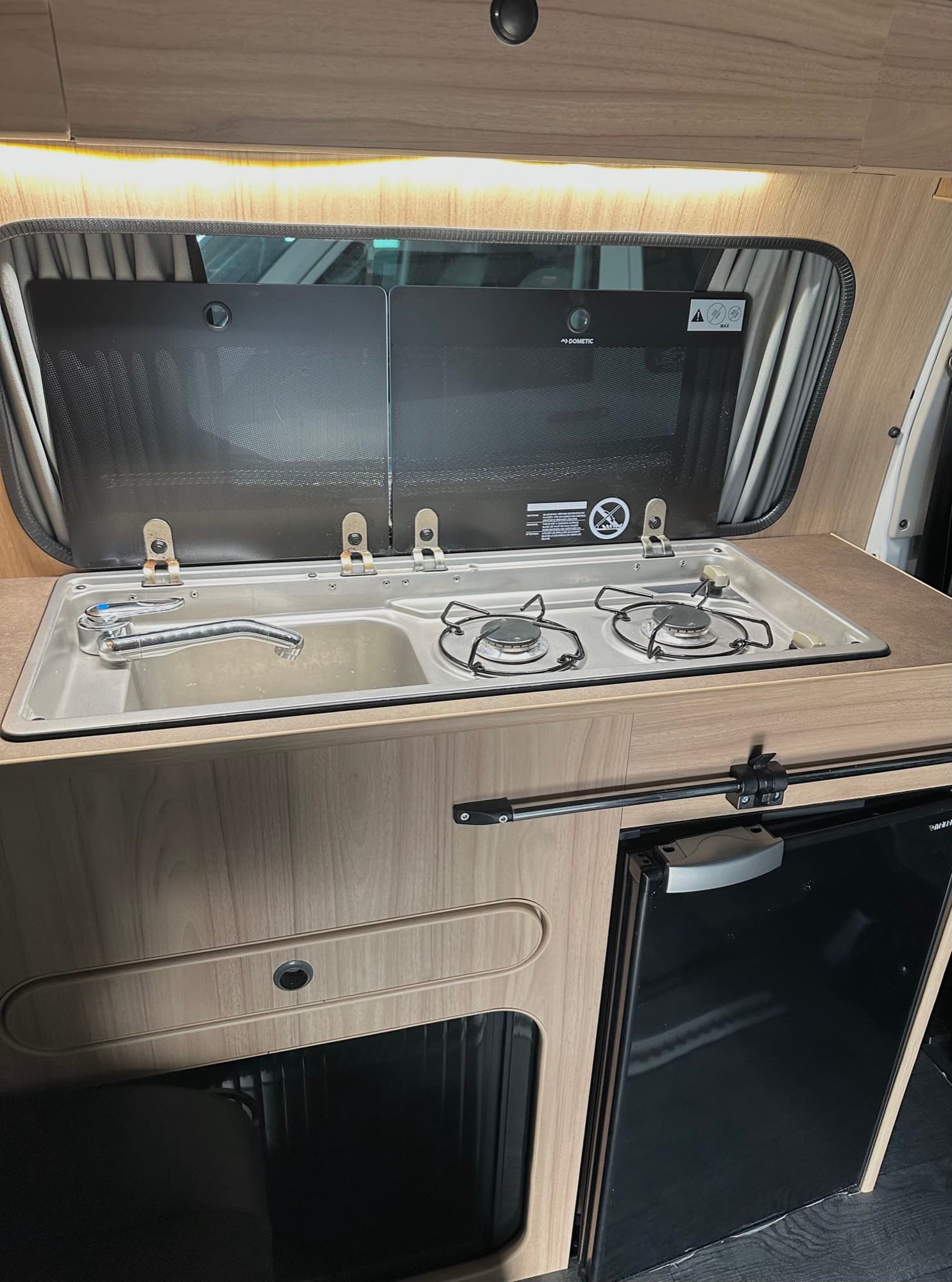 Cuisine du Peugeot Expert : évier et réchaud à gaz