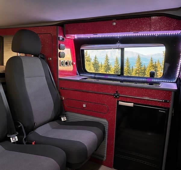 Intérieur du Citroën Jumpy : sièges et meuble cuisine